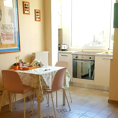 Lägenhet La Casetta Delle Rondini *